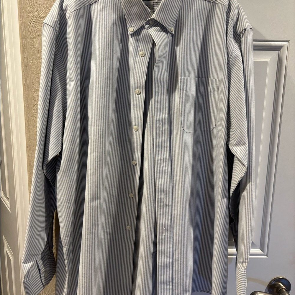 L.L. Bean Men's Blue and White Striped Shirt Wrinkle-free fabric